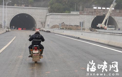 因看管疏忽，摩托车开上在建高速路