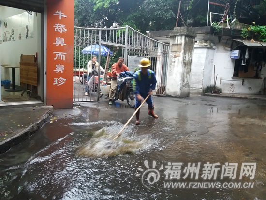 杨桥河南社区东门一到雨天就积水　居民有路难走