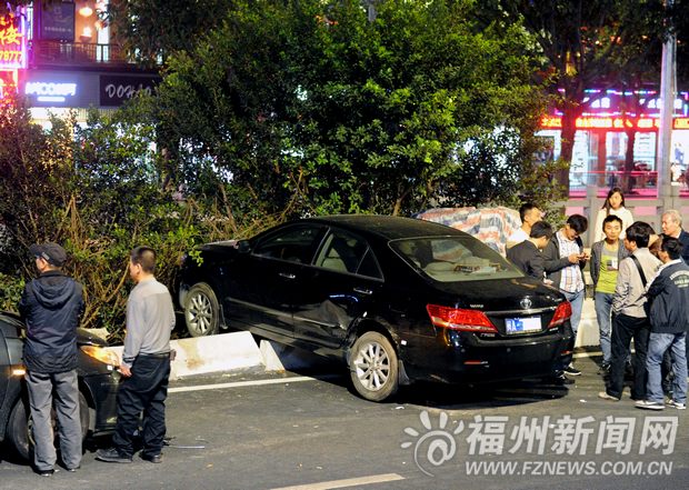 两车相撞一车失控冲断路中护栏　险些栽进铜盘河