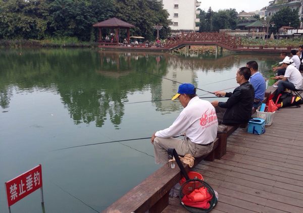 左海“禁钓”牌旁多人钓鱼　木栈道成为监管盲区