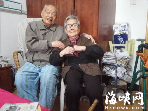 福州九旬老夫妇“文艺”相伴66年　你念诗我唱戏