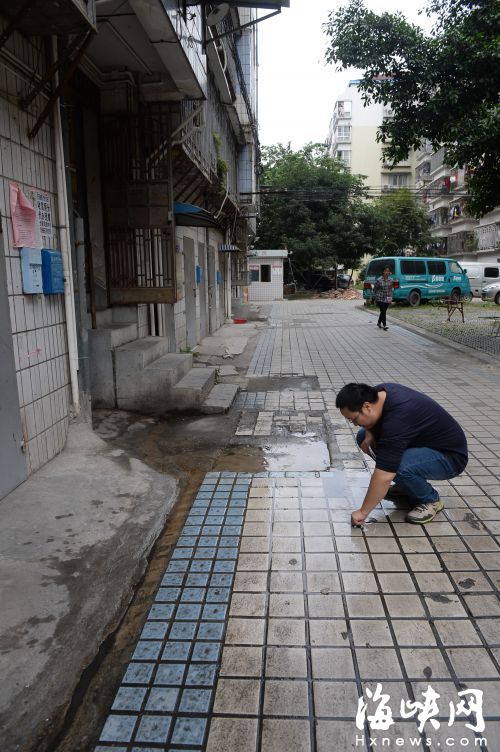 福州一小区地面瓷砖开裂　自来水白流数月无人管