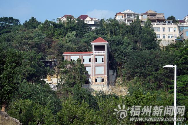 古城山庄半山腰毁林建别墅　业主投诉数月仍在建
