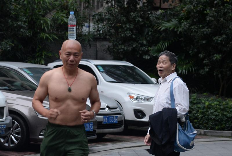 运动牛人头顶水瓶跑步不倒　两年时间练“绝技”