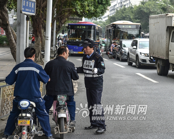 五一国货路口电动车屡屡违法 1小时23名骑手挨罚