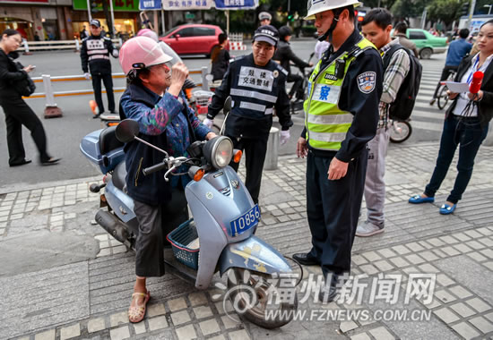 驾照过期十年依姆仍骑摩托出行　车辆逾期未年检