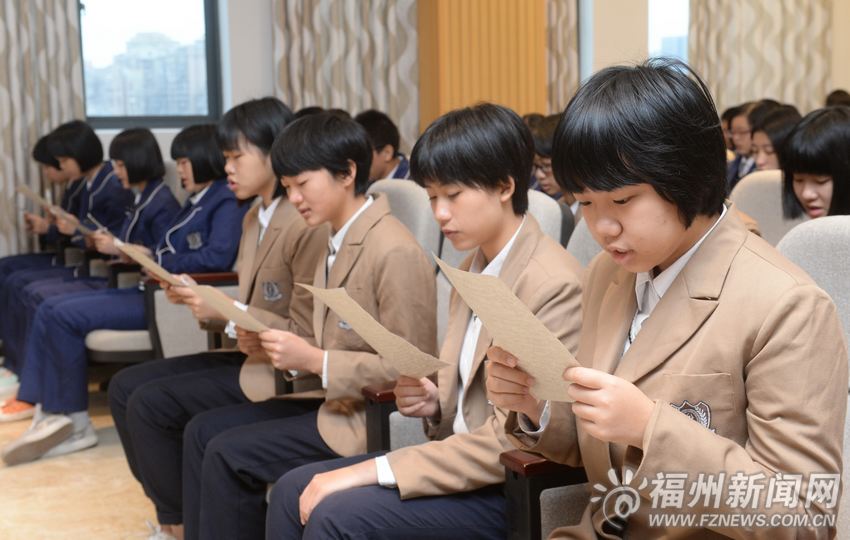 福州中小学生集体晨读宪法　了解设立宪法日意义