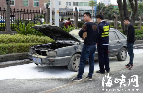 小车行驶中突发自燃　热心保安提灭火器帮助灭火