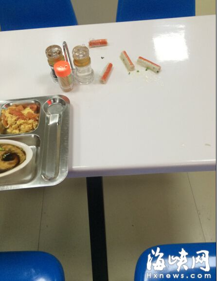 省直单位食堂浪费重生:剩菜超半碗 蟹肉棒桌上扔