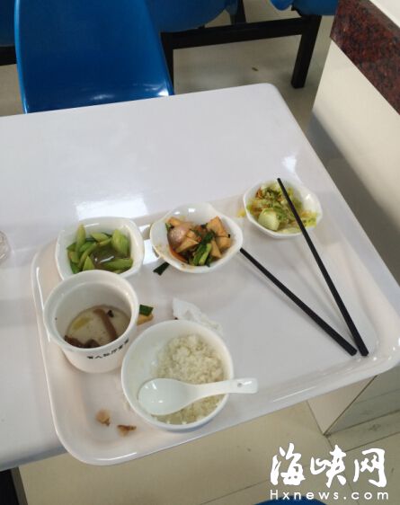 省直单位食堂浪费重生:剩菜超半碗 蟹肉棒桌上扔