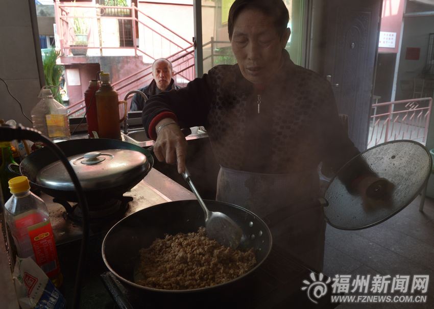 七旬老人颤巍巍支撑托老院12年　许可证久办不下