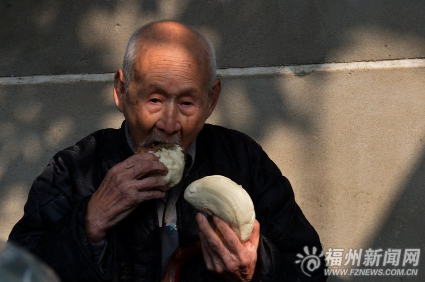 老人只知道一口接一口吃包子,老郑要限量供应,以免他吃出问题.