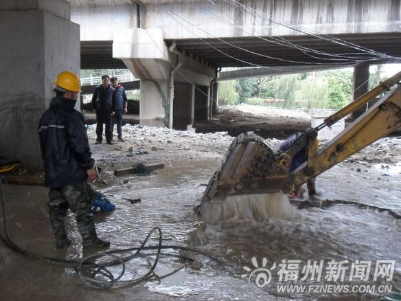 挖掘机误伤过江主水管阀门　金山片区大面积停水