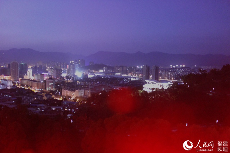 福州“空中彩虹”连接两座山　榕城夜景美丽非凡