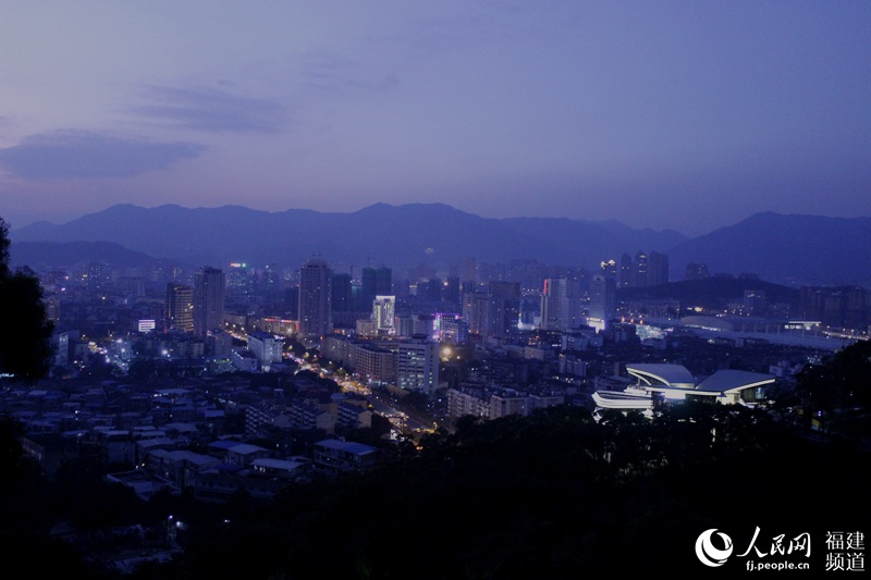 福州“空中彩虹”连接两座山　榕城夜景美丽非凡