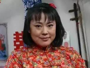 她45岁没身材没颜值，凭什么离婚带娃嫁给了小15岁男友！