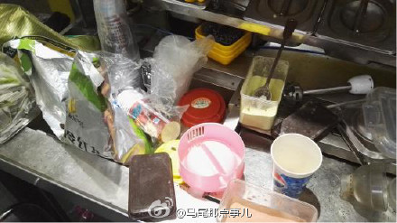 福州一学校附近"口水鸡排"店 被曝厨房脏乱差