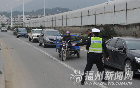 严查三环电动车摩托车闯禁行 1小时35名骑手挨罚