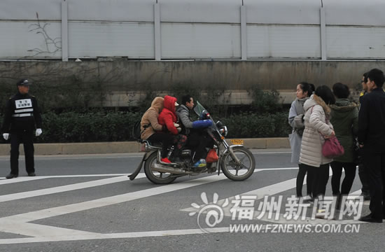 严查三环电动车摩托车闯禁行 1小时35名骑手挨罚