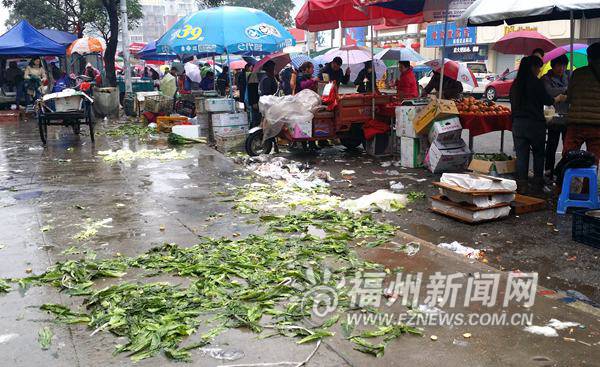 前屿东路早市亟待加强管理　车辆乱停垃圾满地扔