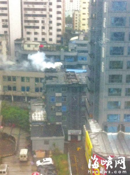 五四路银山大酒店楼顶冒出浓烟　市民以为是起火
