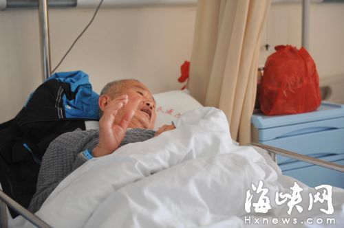 福州一名78岁依伯天桥上摔骨折　陌生路人齐援手