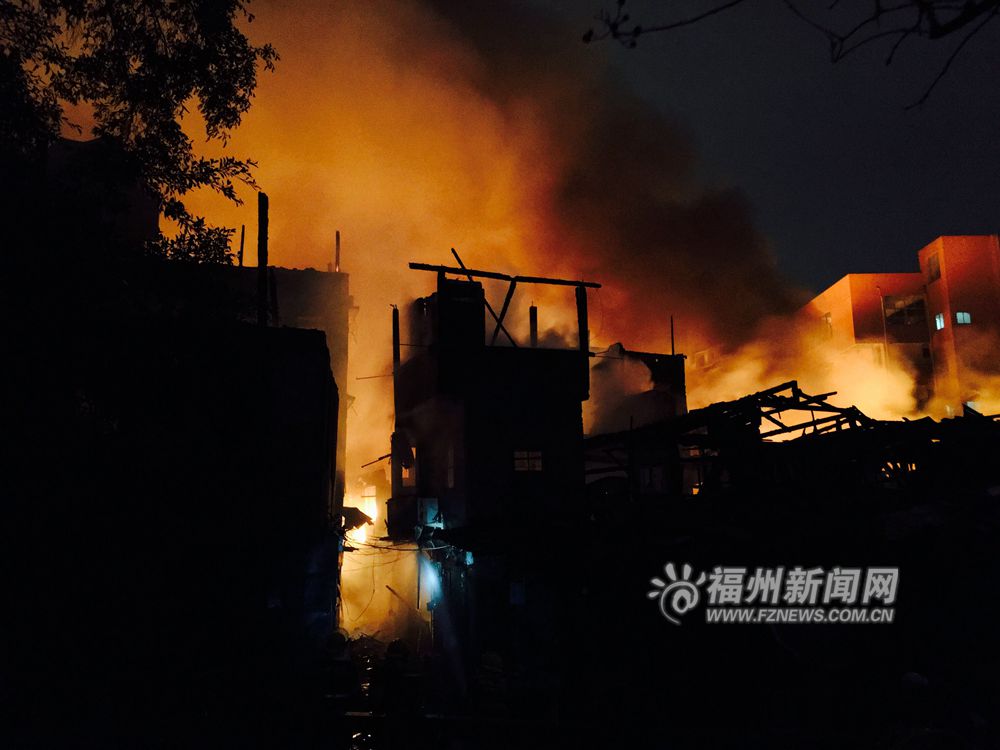 台江同晖社区民房发生大火 消防疏散近300名群众