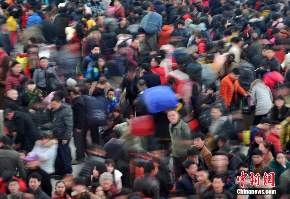 春节前客流高峰到来　福州火车站客运繁忙(组图)