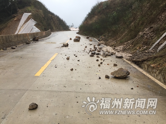 桂林公路现多处山体滑坡　前往林阳寺须谨慎驾驶