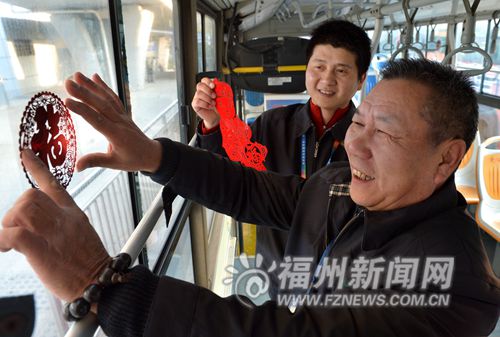 公交父子档：用窗花扮靓公交车