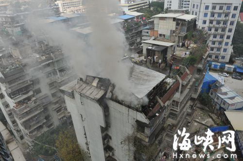 福澳花园3号楼天台突起火　燃烧1个多小时被扑灭