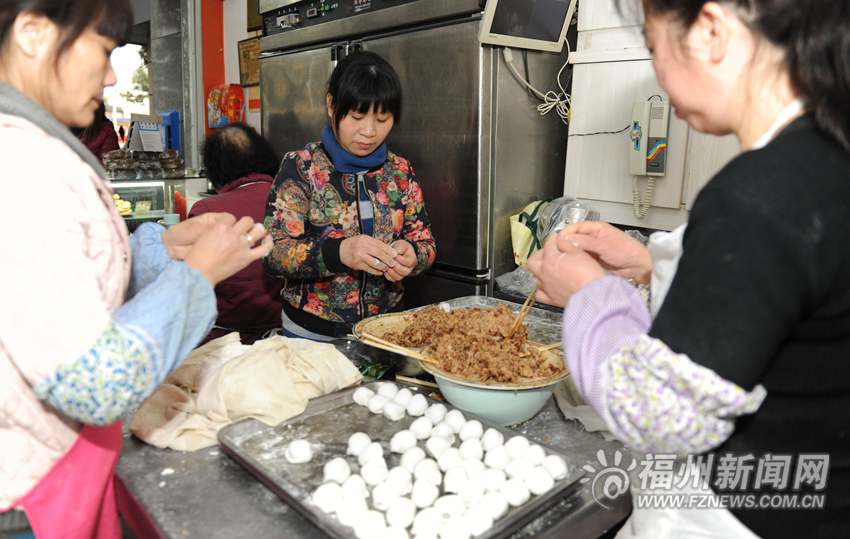 元宵节来临榕市民采购元宵　传统手工元宵受欢迎