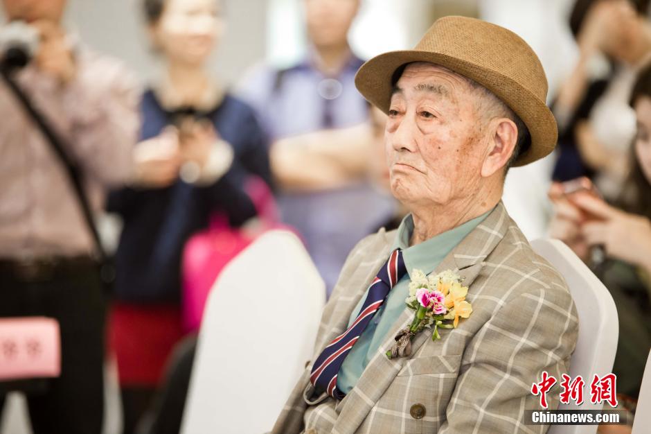 孙子给85岁爷爷拍照蹿红　“最帅爷爷”现身福州