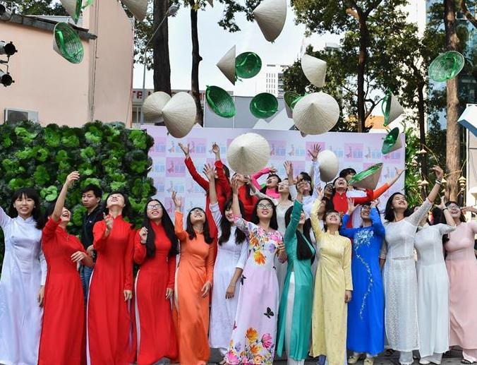 （国际）（4）越南胡志明市举办奥黛文化节