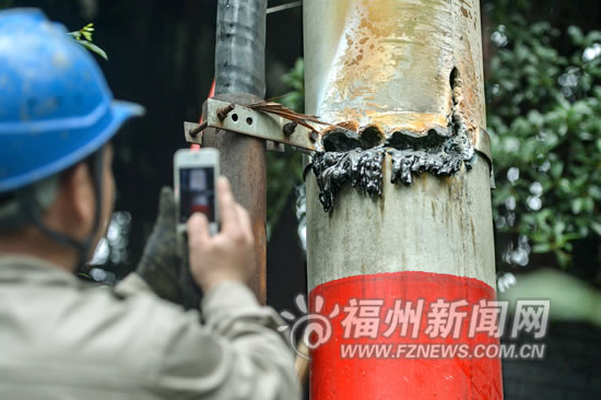 高压电缆冒火花爆炸击破电杆　疑似风雨天气所致