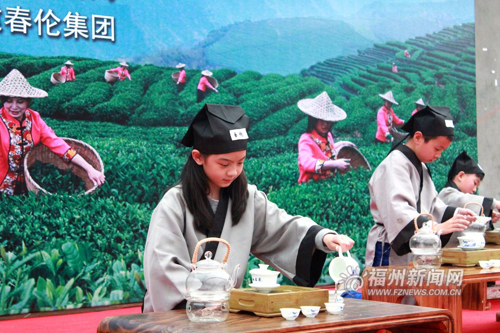 福州茉莉花茶“开春第一采”　游客零距离享受采茶乐