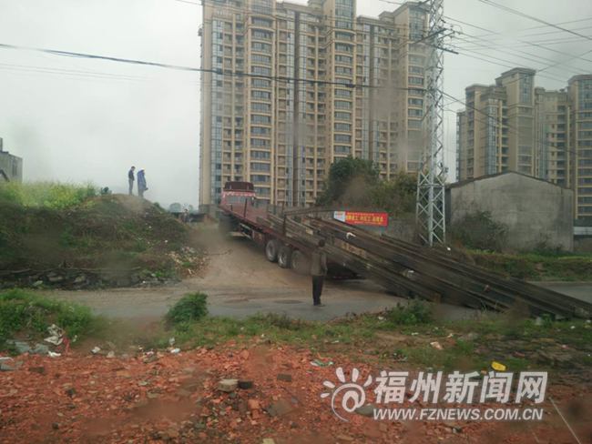新店镇鹅峰村货车满载钢材爬坡　钢材滑落堵村道