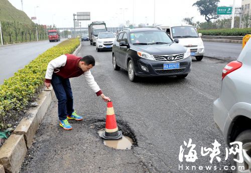 福州南三环路坑洞40分钟8车爆胎 回应称尽快填平