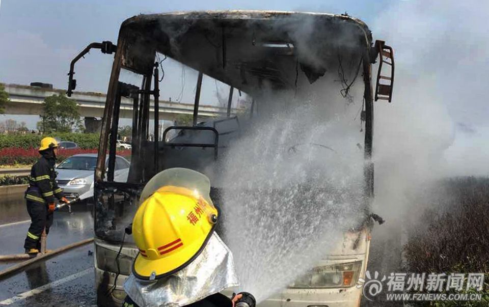 福州三环路两辆大车自燃　旅游大巴烧得仅剩车架