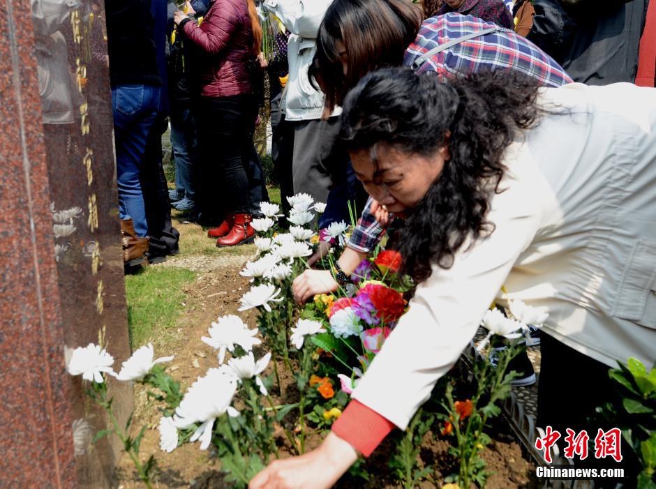 福州各界代表三百多人追思悼念遗体与器官捐献者