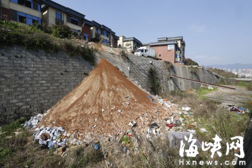 晋安新店一村民为拓展后院面积　挖山倒土进河道