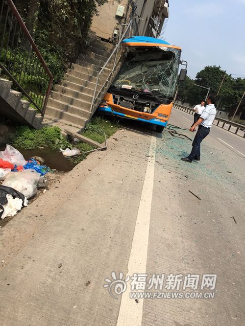 36路公交车撞上马尾双峰村民房阶梯 3名乘客轻微伤