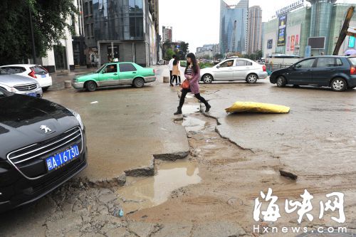 万宝商圈中 路面挖开没回填