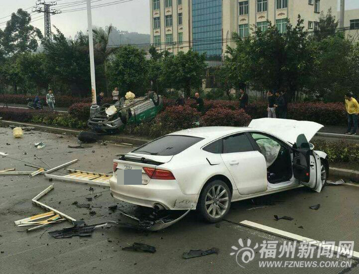 奥迪车冲破护栏撞翻出租车　的哥身亡女乘客重伤