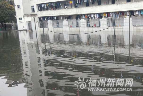 大雨过后河水倒灌福建医大老校区　积水淹没通道