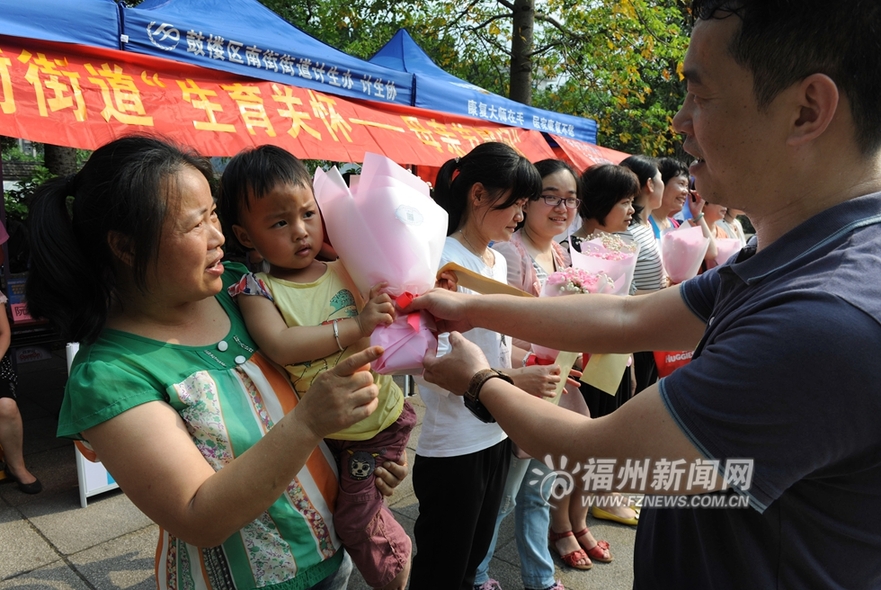 鼓楼计生部门关爱困难母亲　送上慰问金和康乃馨