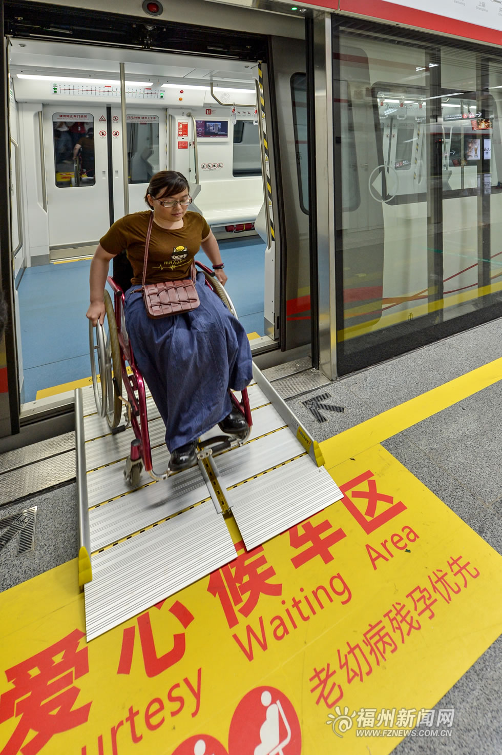 残疾人试乘地铁直呼“棒棒哒”　设无障碍升降梯