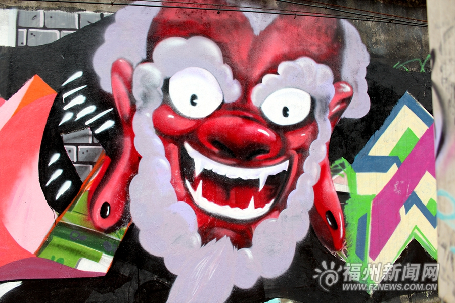 首山路涂鸦墙“虾油味”十足　街拍超有文艺范儿