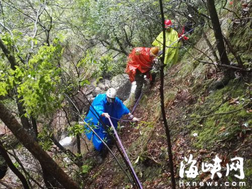 山高林密，地形复杂，救援人员借助绳索进山搜救