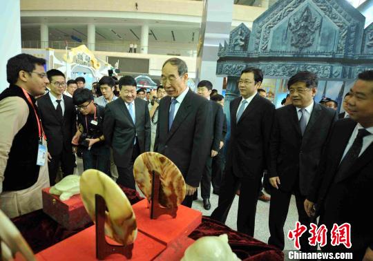 5月17日，中共福建省委书记尤权（前排右四）等嘉宾在福州参观亚洲合作对话（ACD）成员国映像展。　张斌　摄